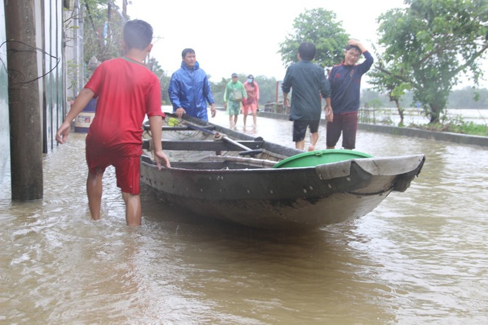 Nước lũ bủa vây, thuyền vẫn chạy đầy... đường - 4
Nước lũ bủa vây tứ phía, thuyền, xuồng là phương tiện duy nhất có thể đi lại vào mùa mưa lũ