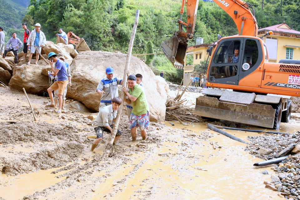 Nỗ lực tìm kiếm người mất tích trong lũ quét tại Yên Bái - 1
Lũ cuốn cả những tảng đá cực lớn đổ xuống đường, gây ách tắc giao thông tại khu vực.