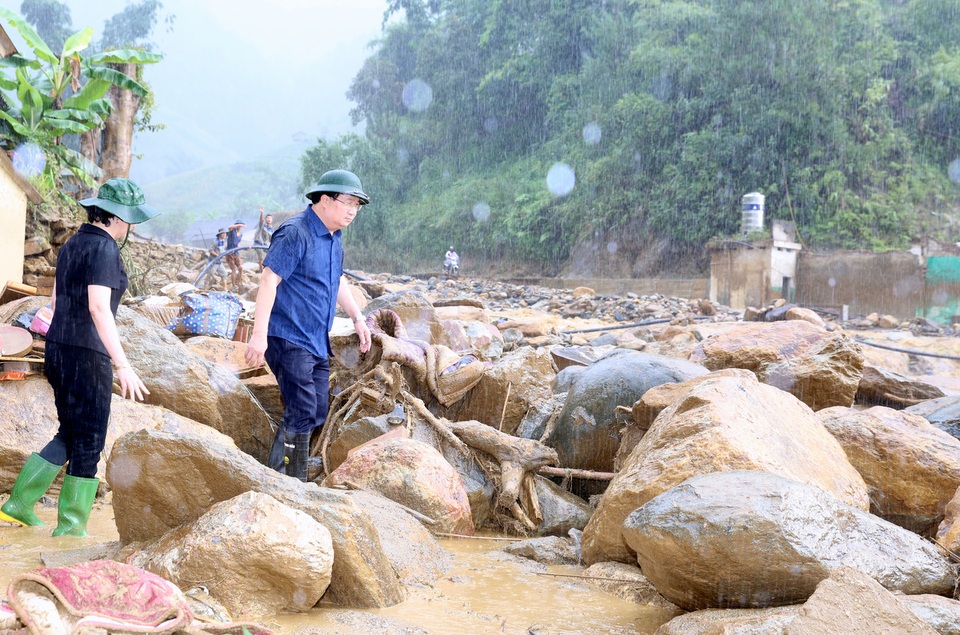 Nỗ lực tìm kiếm người mất tích trong lũ quét tại Yên Bái - 2
Phó Thủ tướng Trịnh Đình Dũng thị sát khu vực sạt lở lớn sau lũ.