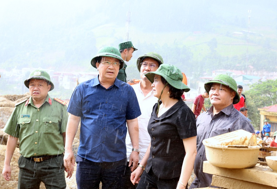 Nỗ lực tìm kiếm người mất tích trong lũ quét tại Yên Bái - 4
Lãnh đạo Chính phủ cùng Bí thư tỉnh uỷ Yên Bái Phạm Thị Thanh Trà chỉ đạo công tác cứu hộ tại hiện trường.