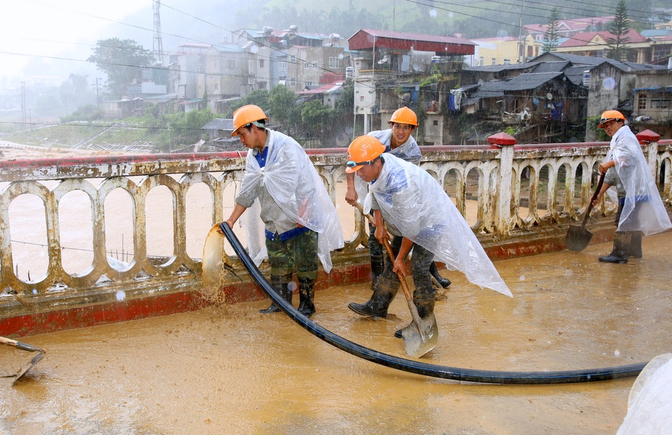Nỗ lực tìm kiếm người mất tích trong lũ quét tại Yên Bái - 7
Người dân và các lực lượng nỗ lực dọn dẹp, khắc phục hậu quả sau trận lũ dữ.