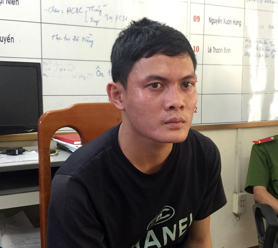 Lên mạng lừa tuyển dụng rồi hiếp dâm, cướp tài sản các cô gái trẻ - 1
Đối tượng Phạn Văn Phúc tại cơ quan công an