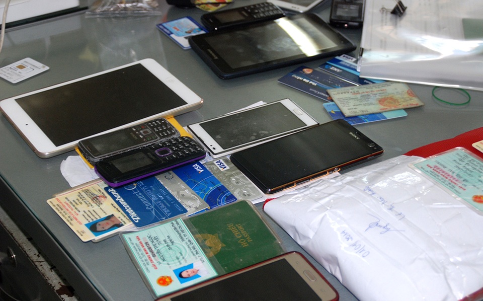 Ham "đồ ngoại, quà khủng"..., hàng loạt phụ nữ sập bẫy lừa đảo - 2 Một số tang vật vụ án được thu giữ.