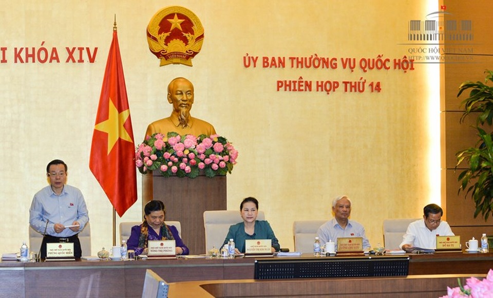 Mua lại ngân hàng phải kiểm soát đặc biệt: Chuyện từ vụ án Oceanbank - 1 Phó Chủ tịch Quốc hội Phùng Quốc Hiển (đứng) điều hành phiên thảo luận về dự án luật.