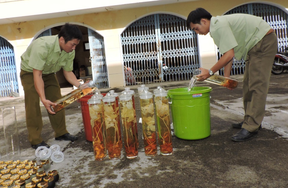 
Lực lượng chức năng tiêu hủy hàng hóa vi phạm
