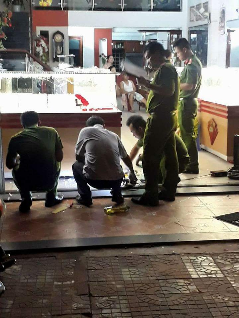 Nhóm thanh niên xông vào tiệm vàng, đập bể kính lấy vàng bỏ chạy - 2 Lực lượng công an điều tra vụ việc