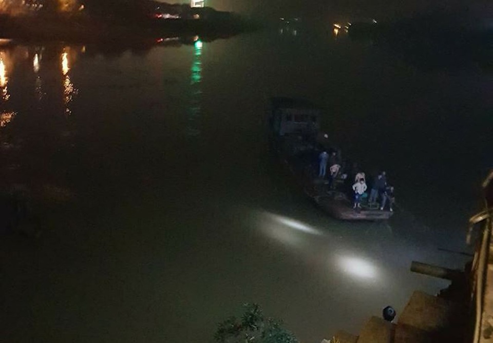 Lùi xe ô tô rơi xuống sông Hồng, hai cán bộ bệnh viện Yên Bái tử vong - 1
Lực lượng cứu hộ tìm kiếm hai nạn nhân. (Ảnh: CTV).