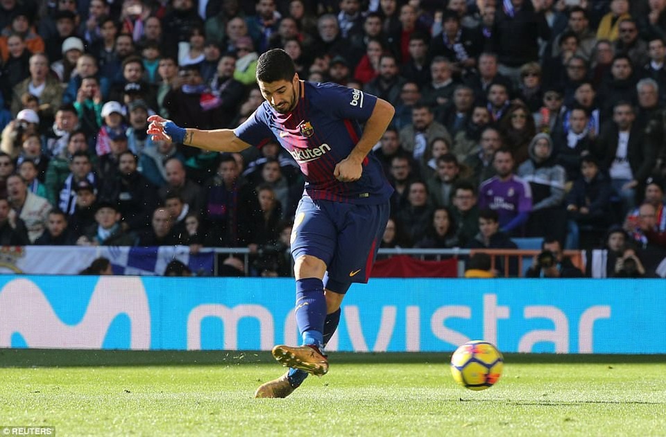 Những khoảnh khắc Barcelona hạ đo ván Real Madrid ở Bernabeu - 11
Luis Suarez là người tạo điểm nhấn, với bàn thắng mở tỷ số ở phút 54