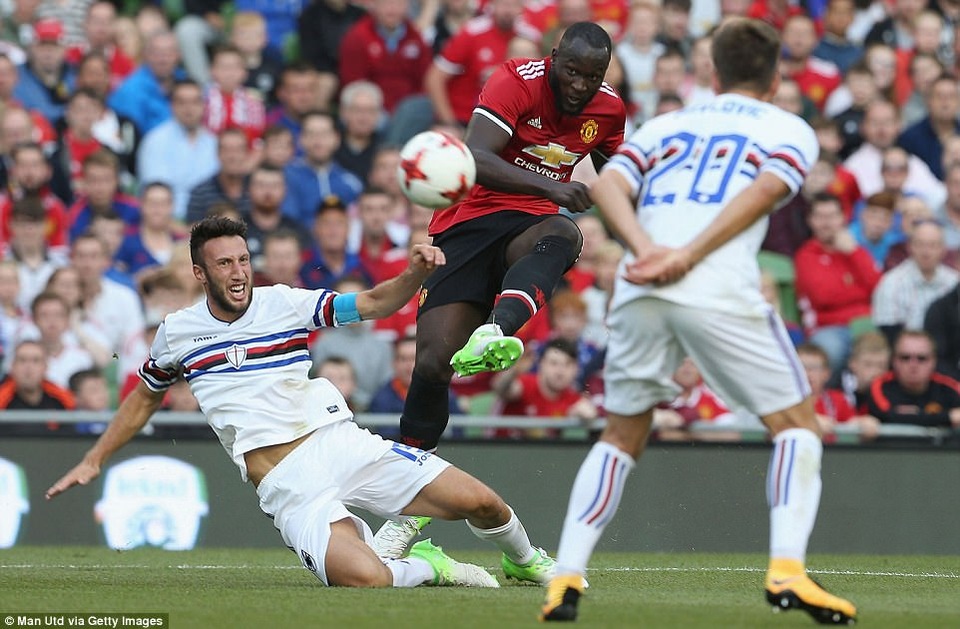 Matic ra mắt, MU đánh bại Sampdoria - 3
Lukaku (giữa) thi đấu năng nổ dù không ghi bàn