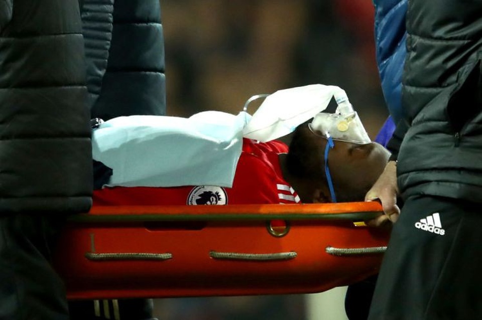 Lukaku thở oxy rời sân trong trận đấu với Southampton