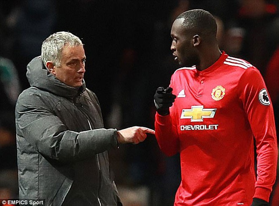 Lukaku gây thất vọng lớn: Để vươn cao, MU cần “mãnh hổ” - 2 HLV Mourinho đã quá tin tưởng cậu học trò người Bỉ?