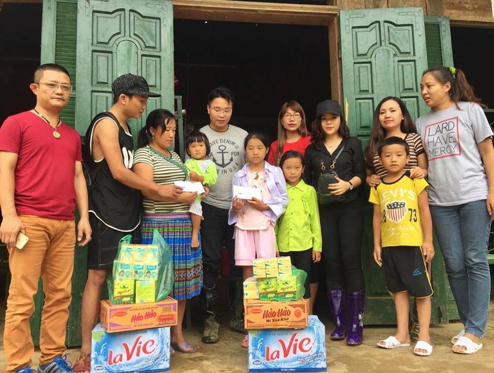 Hành trình thiện nguyện “thần tốc” của bạn trẻ tại điểm lũ Sơn La, Yên Bái - 6
Và trao quà vận động ủng hộ được tới người dân vùng cao.
