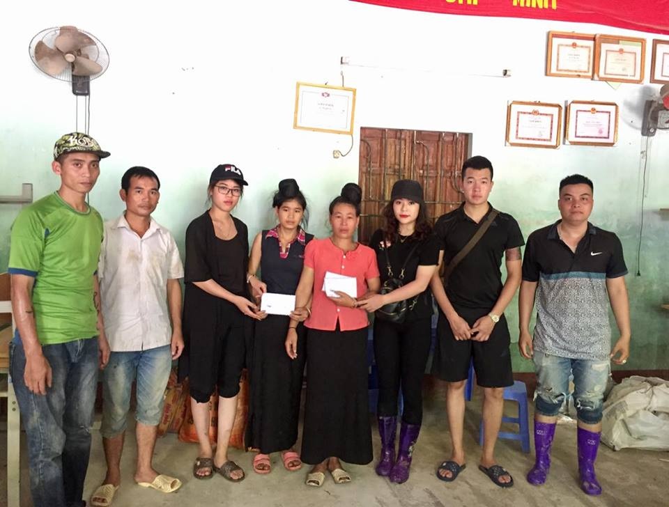 Hành trình thiện nguyện “thần tốc” của bạn trẻ tại điểm lũ Sơn La, Yên Bái - 5
Các bạn trẻ không quản ngại khó khăn, nguy hiểm đến với bà con vùng cao