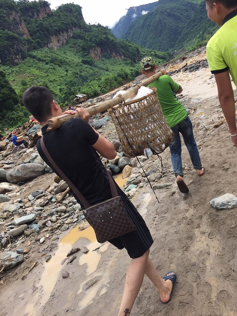 Hành trình thiện nguyện “thần tốc” của bạn trẻ tại điểm lũ Sơn La, Yên Bái - 4
Để đưa được số hàng thiện nguyện đến với người dân đồng bào vùng cao là nỗ lực rất lớn của các bạn trẻ.
