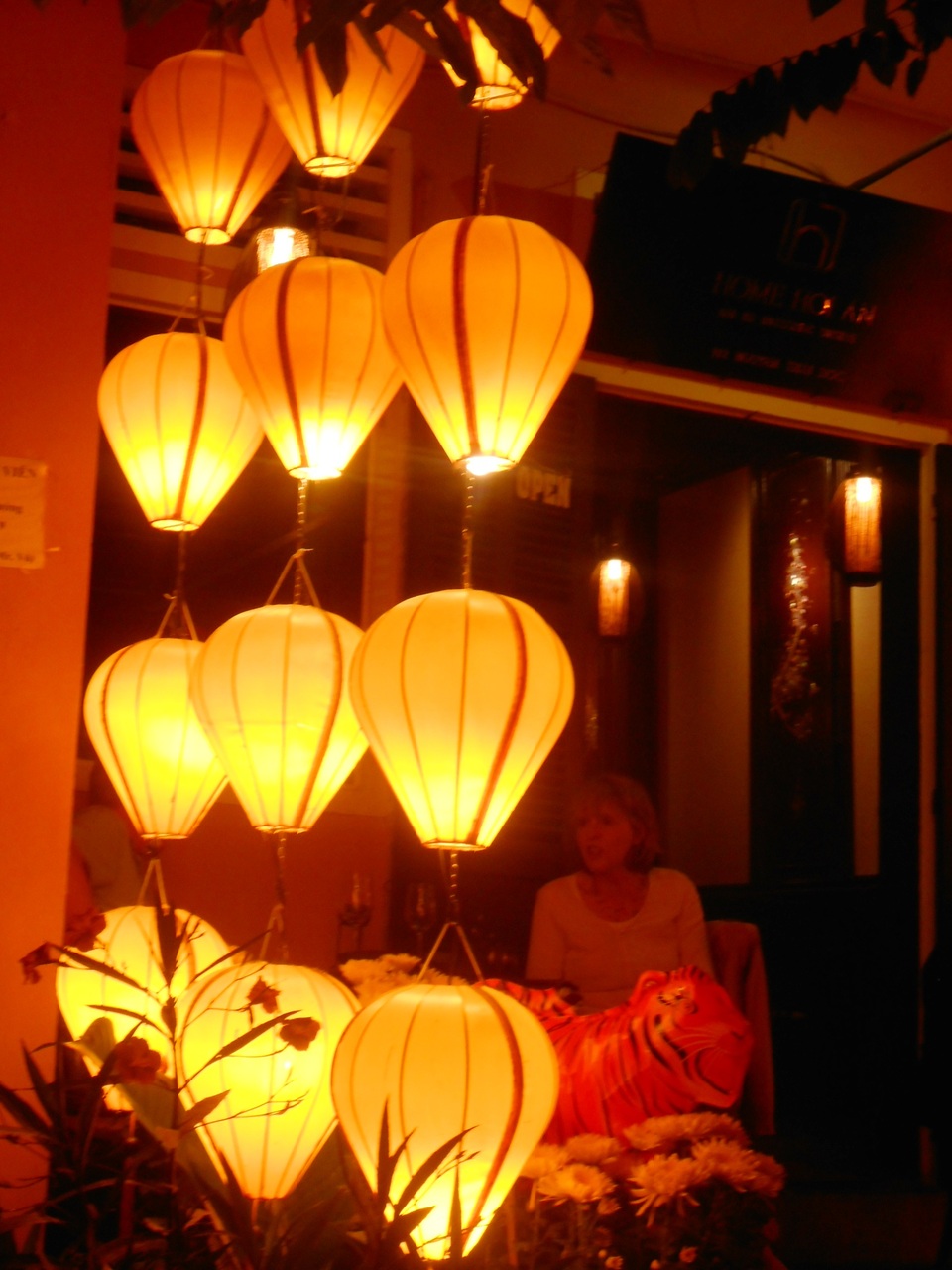 Du khách đổ về Hội An khai hội Nguyên Tiêu - 12 Lung linh trong đêm khai hội