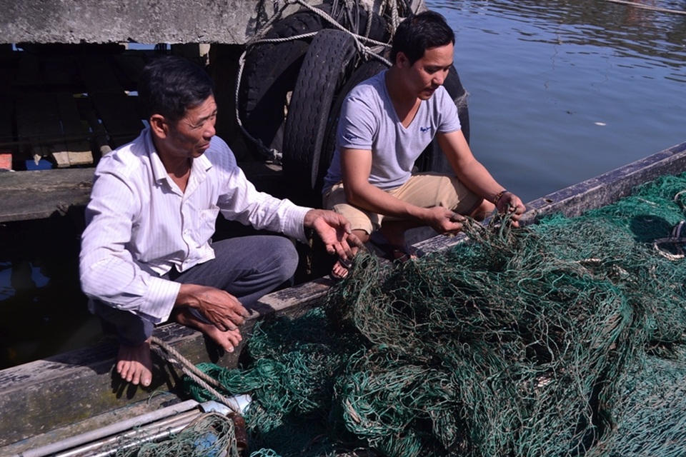 Ngư dân bị thiệt hại hàng trăm triệu đồng do lưới bị dính chất bùn này