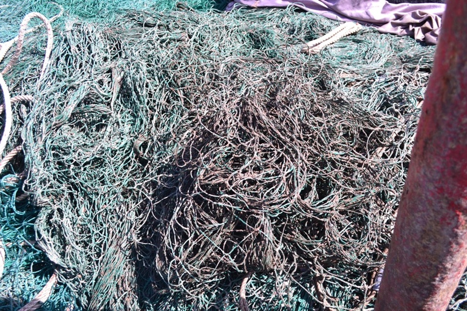 Chất bùn đặc bám vào lưới, giặt rất khó sạch