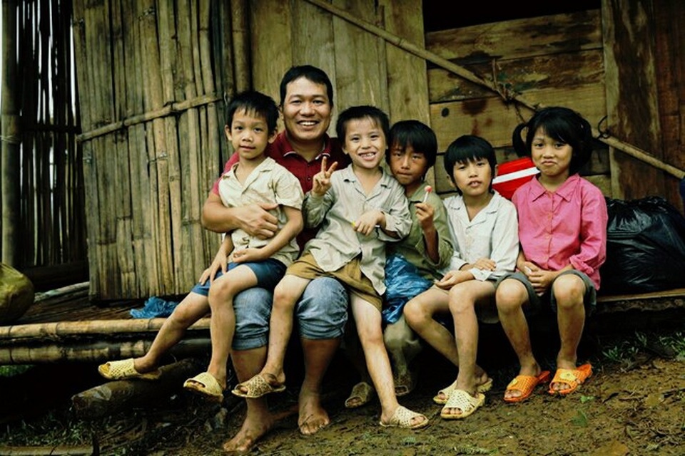 Đạo diễn Lương Đình Dũng và các diễn viên nhí phim Cha cõng con.