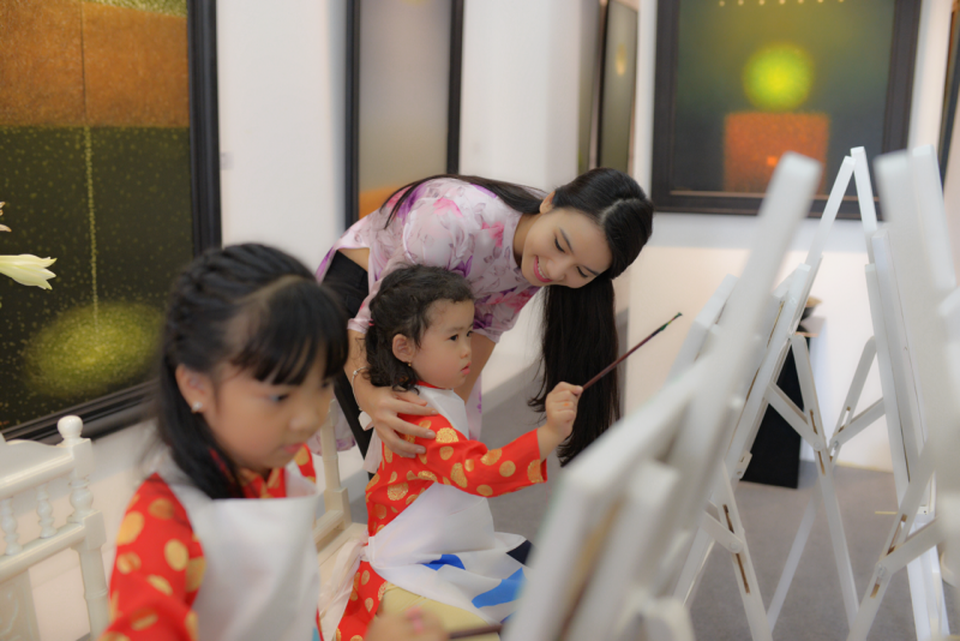 Nữ chính “Hoa cỏ may 3” bàn từ bê bối của “ông trùm” Hollywood đến showbiz Việt - 5 Lương Giang cũng gắn bó và yêu thích dạy vẽ cho các em nhỏ. Cô muốn truyền cảm hứng về tình yêu hội họa cho các em.