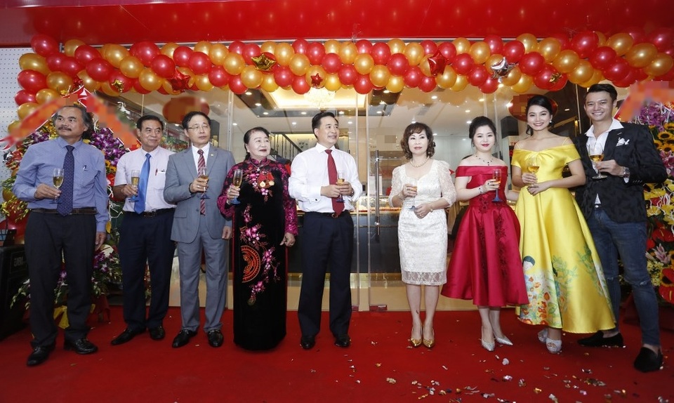 Anh Dũng “Sống chung với mẹ chồng” tình tứ Lương Giang sau tin đồn tình cảm - 4 Anh Dũng và Lương Giang dính như sam từ đầu đến cuối sự kiện. Cả hai dành nhiều lời có cánh về nhau và từng có kỉ niệm đáng nhớ khi vào vai yêu nhau.