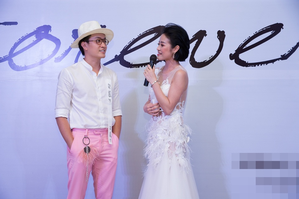 Lương Mạnh Hải mix áo sơ mi trắng với quần hồng. Nam diễn viên cho rằng, diện màu hồng không hề là đặc quyền dành riêng cho phái nữ mà phù hợp với những chàng trai yêu sự lãng mạn. Nam diễn viên được MC Phí Linh phỏng vấn về vai diễn trong Hot boy nổi loạn 2 và anh có những chia sẻ khá tâm huyết.