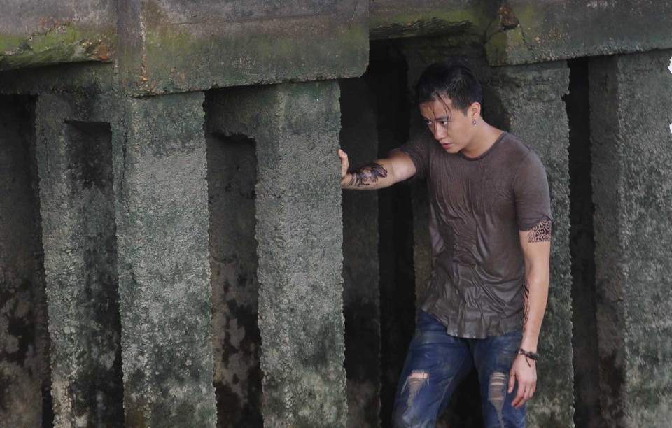 “Rùng mình” với cảnh ăn cá trê sống của Lương Mạnh Hải - 2 Thậm chí anh không thay đồ vì những cảnh quay diễn ra liên tục và cũng chỉ uống sữa thay nước để cơ thể có được cảm giác của một người đói khát và mỏi mệt. Lương Mạnh Hải hoàn toàn tắt tiếng khi quay xong vì la hét quá nhiều.
