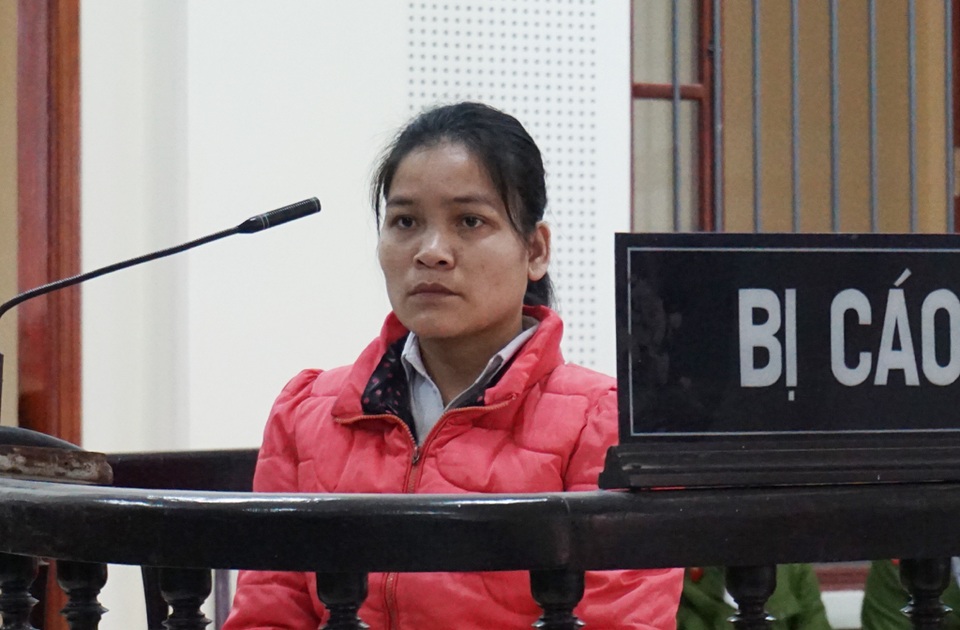 Buôn người, hai vợ chồng “dắt” nhau vào tù - 3 Lương Mẹ Khăm - kẻ bán em gái để lấy 80 triệu đồng bị tuyên phạt 4 năm tù.