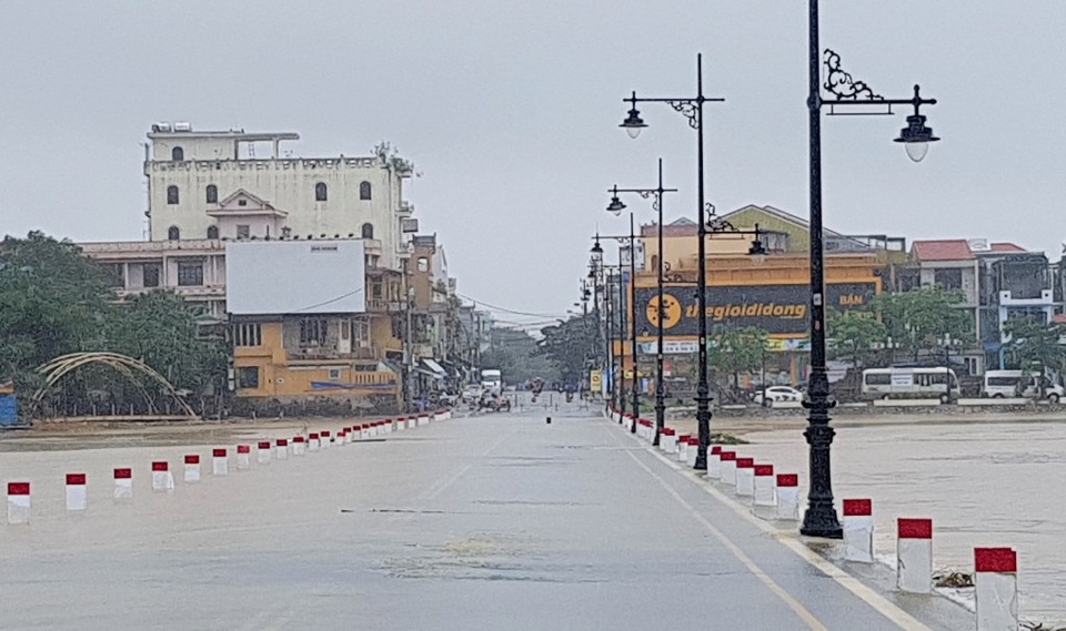 Thừa Thiên Huế lại mênh mông nước khi vừa qua trận lụt lớn - 7 Nước tràn qua Đập Đá, TP Huế