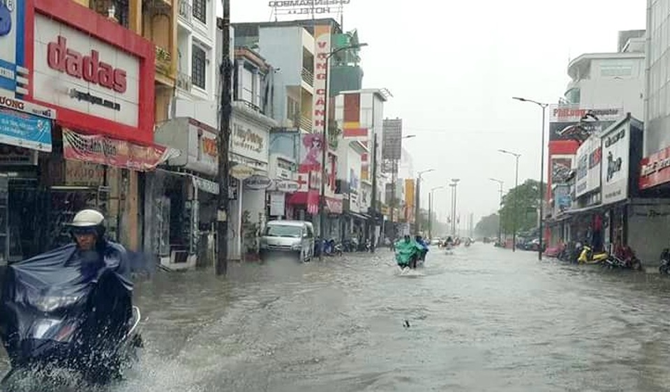 Thừa Thiên Huế lại mênh mông nước khi vừa qua trận lụt lớn - 8 Đường Hùng Vương, TP Huế ngập nặng