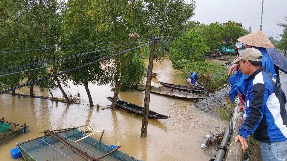 Thừa Thiên Huế lại mênh mông nước khi vừa qua trận lụt lớn - 5 Ngư dân xem các lồng cá được buộc chặt vào cầu tránh lũ