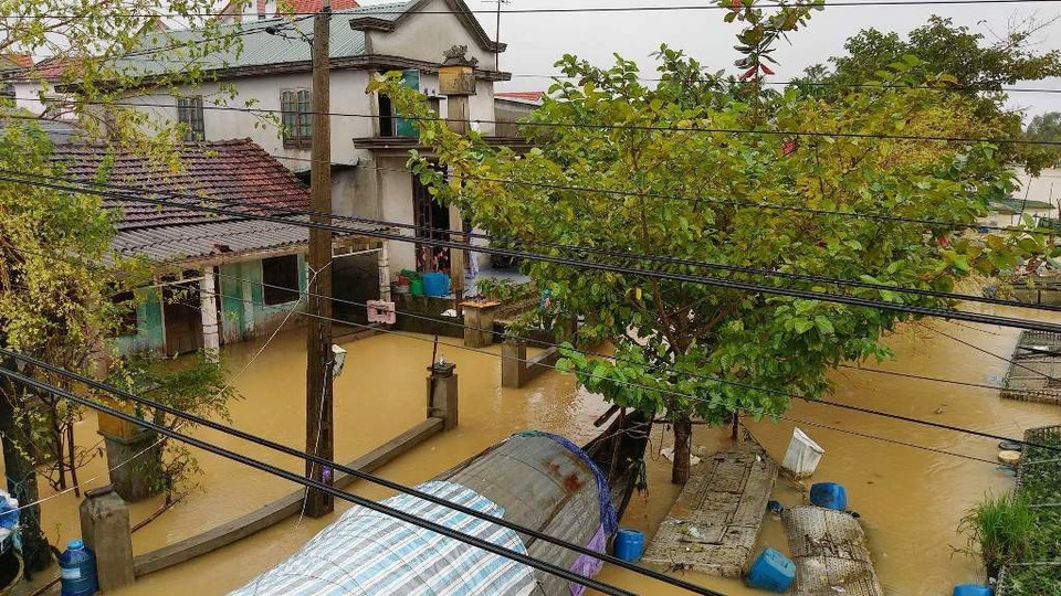 Thừa Thiên Huế lại mênh mông nước khi vừa qua trận lụt lớn - 2 Nhiều hộ dân đã nước ngập vào nhà