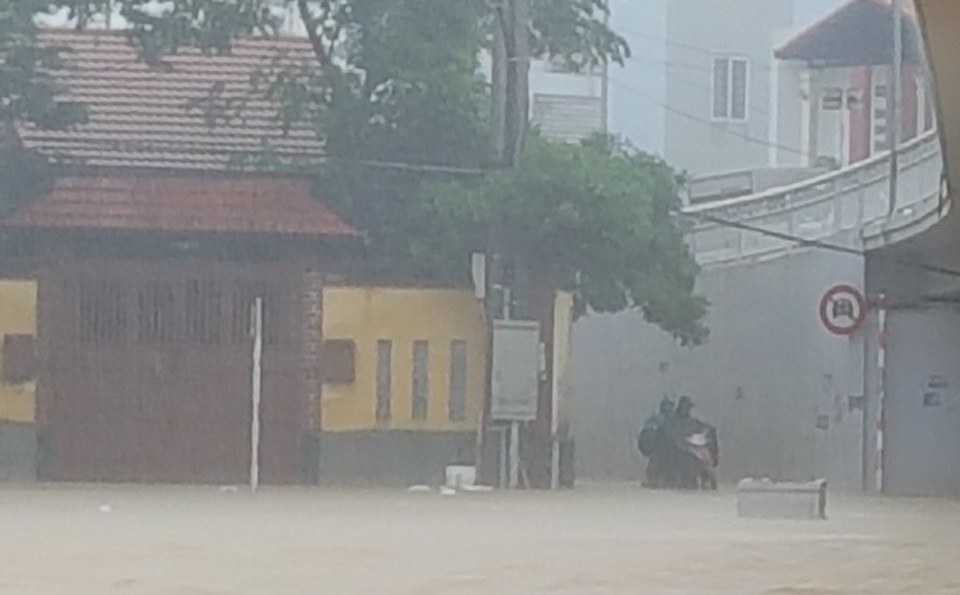 Mưa lớn kéo dài, nước dâng cao, lo lũ chồng lũ ở Huế - 7
Mưa trắng trời sáng 7/11, một chiếc xe máy đang đứng giữa dòng nước gần sông không dám đi tiếp.