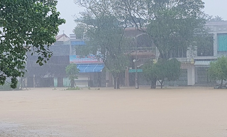 Mưa lớn kéo dài, nước dâng cao, lo lũ chồng lũ ở Huế - 1 Nước sông Đông Ba đã lên trở lại tràn bờ đường Bạch Đằng và Huỳnh Thúc Kháng, TP Huế