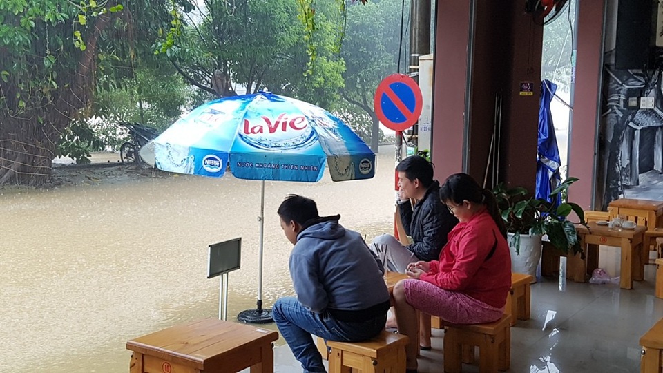 Mưa lớn kéo dài, nước dâng cao, lo lũ chồng lũ ở Huế - 8
Người dân Huế lo lặp lại trận lụt lịch sử năm 1999.