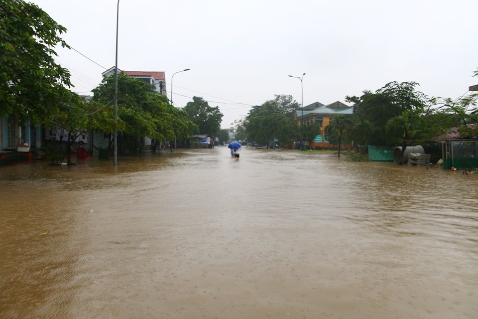 Mưa lớn kéo dài, nước dâng cao, lo lũ chồng lũ ở Huế - 2
Nhiều tuyến đường ngập sâu tại TP Huế.