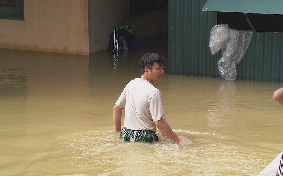 Ngoại thành Hà Nội ngập nặng, đường tỉnh lộ thành nơi... đánh cá - 2
Nhiều nhà cửa trong vùng ngập sâu, người dân phải lội nước ngang bụng để vào nhà.