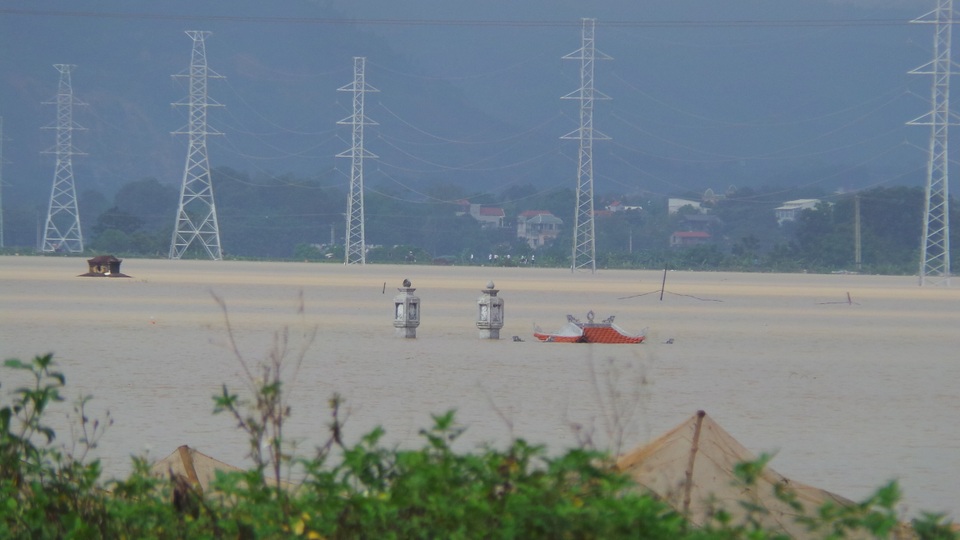Ngoại thành Hà Nội ngập nặng, đường tỉnh lộ thành nơi... đánh cá - 9
Những cánh đồng rộng lớn chìm trong biển nước.