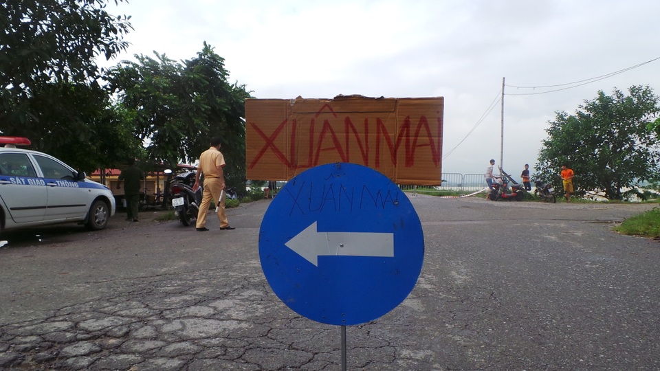 Ngoại thành Hà Nội ngập nặng, đường tỉnh lộ thành nơi... đánh cá - 10
Đường tỉnh lộ 421B ngập khiến phương tiện không thể qua lại, lực lượng chức năng phải cắm biển, túc trực hướng dẫn người dân đi tránh đường khác.