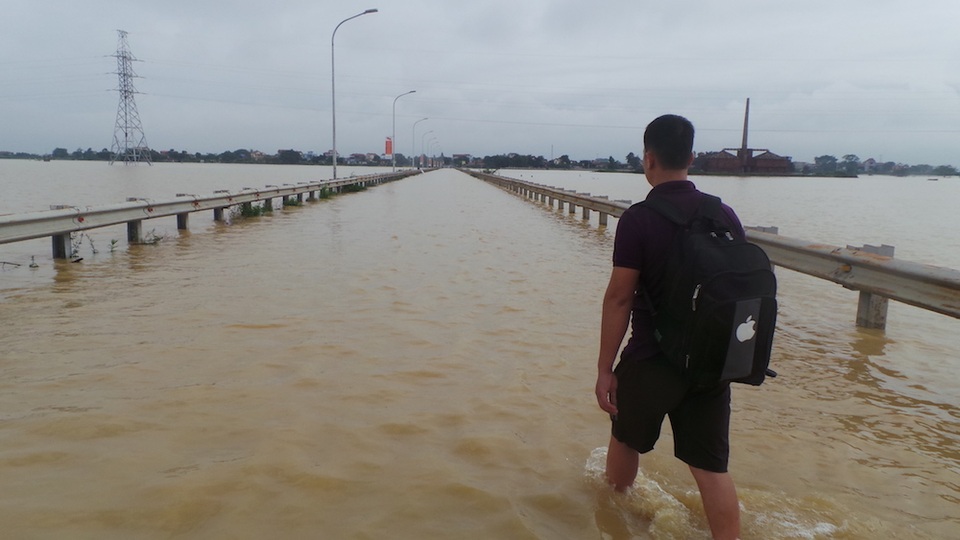 Ngoại thành Hà Nội ngập nặng, đường tỉnh lộ thành nơi... đánh cá - 1
Mấy ngày nay, nước từ thượng nguồn tràn về khiến mực nước Sông Tích dâng cao, gây ngập nặng ở xã Cấn Thượng và Cấn Hữu, huyện Quốc Oai, Hà Nội. Tỉnh lộ 421B đoạn qua nơi đây chìm trong nước, giao thông tuyến Quốc Oai - Xuân Mai tê liệt.