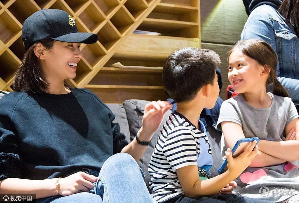 “Mỹ nhân” Lưu Đào cười rạng ngời bên hai “thiên thần” nhỏ - 2
Khoảnh khắc ngọt ngào và tự nhiên của ba mẹ con Lưu Đào được một người bạn của cô ghi lại và đăng tải trên mạng xã hội. Lưu Đào là một trong những nữ diễn viên xinh đẹp và nổi tiếng nhất của Trung Quốc thuộc thế hệ 7x. Cô lập gia đình vào năm 2008 khi đang ở đỉnh cao sự nghiệp.