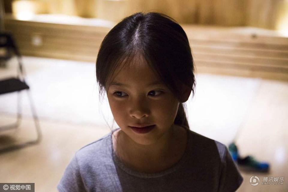 “Mỹ nhân” Lưu Đào cười rạng ngời bên hai “thiên thần” nhỏ - 6
Con gái Lưu Đào sở hữu gương mặt hoàn hảo gần giống mẹ. Cô bé cũng có đam mê diễn xuất và ca hát.