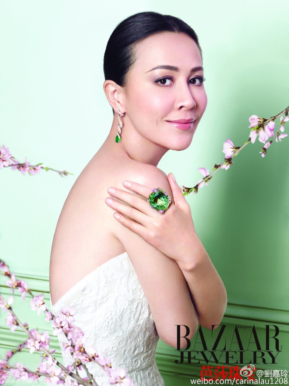 Lưu Gia Linh lộ mặt nhợt nhạt, già nua vì thiếu son phấn - 19
Đang hạnh phúc bên Lương Triều Vỹ, sự nghiệp kinh doanh ngày một phát triển mỹ mãn, nhưng Lưu Gia Linh vẫn thừa nhận, cuộc sống của cô không hoàn hảo như mọi người vẫn nghĩ. Điều khiến cô buồn lòng và tiếc nuối nhất trong cuộc đời này chính là không thể có con. Năm 2009 đến năm 2014, Lưu Gia Linh và Lương Triều Vỹ đã nỗ lực có con nhưng không thể. Sau đó, Lưu Gia Linh đã vui vẻ chấp nhận sự thật này và từng nuôi ý định nhận con nuôi.