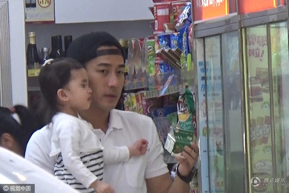 Lưu Khải Uy - Dương Mịch xuất hiện cùng nhau sau scandal ngoại tình - 23
Tạm lui về ở ẩn, Lưu Khải Uy trở thành ông bố chu đáo và đảm đang. Anh lãnh trách nhiệm chăm sóc, đưa đón con gái đi học trong thời gian vợ vắng nhà.