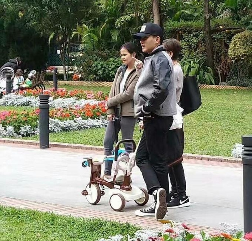 Lưu Khải Uy - Dương Mịch xuất hiện cùng nhau sau scandal ngoại tình - 20
Lưu Khải Uy hạnh phúc khi chứng kiến con gái lớn khôn mỗi ngày. Scandal ngoại tình khiến sự nghiệp của anh bị ảnh hưởng dù tháng 12 năm ngoái, hãng tin của Trung Quốc đã giúp anh giải oan.