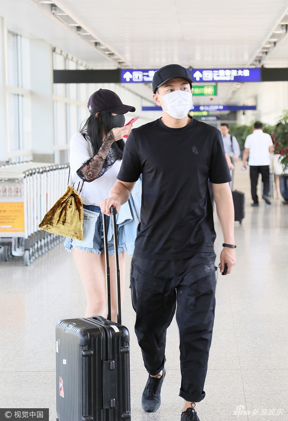 Lưu Khải Uy ra sân bay đón Dương Mịch - 1
Ngày 26/6, Lưu Khải Uy xuất hiện tại sân bay để đón bà xã Dương Mịch về Hồng Kong thăm nhà. Cả hai ngôi sao nổi tiếng đều đeo khẩu trang để tránh bị giới săn tin và người hâm mộ phát hiện.