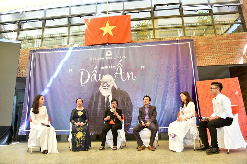 Trường Lương Thế Vinh làm triển lãm về thầy Văn Như Cương nhân ngày 20/11 - 2
Trên sân khấu, hình ảnh PGS Văn Như Cương xuất hiện trang trọng dưới dòng chữ Dấu ấn là tên triển lãm về người thầy gắn liền với trường Lương Thế Vinh. Các thể hệ học sinh có dịp ôn lại những kỷ niệm về thầy Văn Như Cương, về nhà trường, bày tỏ lòng biết ơn trước những công lao của các thầy cô giáo.