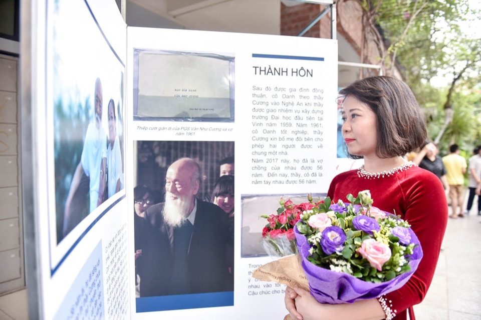 Trường Lương Thế Vinh làm triển lãm về thầy Văn Như Cương nhân ngày 20/11 - 15
Cô Trần Hương Giang, giáo viên tiếng Anh của trường Lương Thế Vinh, chia sẻ: Hôm nay tôi cảm nhận hình ảnh thầy Văn Như Cương in dấu khắp nơi, bao nhiêu cảm xúc ùa về. Một người thầy râu tóc bạc phơ trong chiếc áo sơ mi mầu xanh nhạt, nụ cười và ánh mắt hiền từ. Tôi rất xúc động...