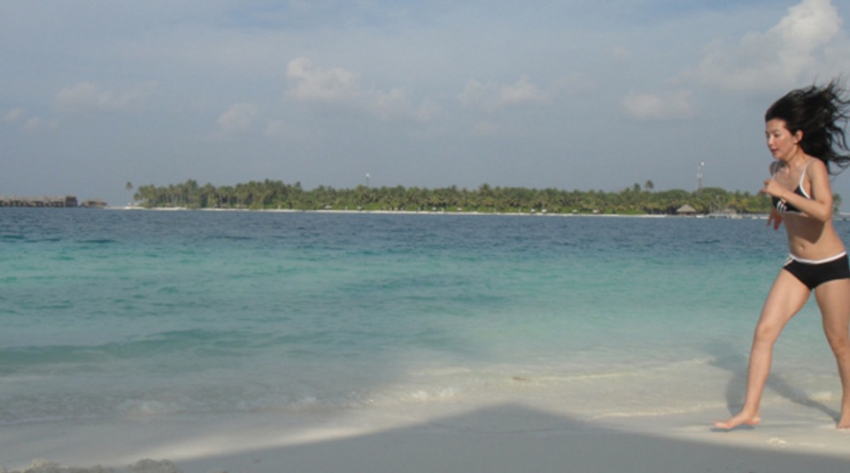 
Lý Băng Băng, năm nay 44 tuổi, tự tin diện bikini khoe dáng trong kỳ nghỉ với bạn bè. Những bức ảnh này được ngôi sao của điện ảnh Hoa ngữ khoe trên trang cá nhân.
