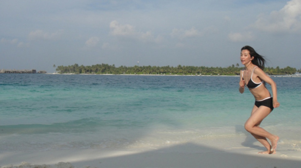 
Ở tuổi 44, Lý Băng Băng vẫn rất trẻ đẹp và thon thả. Cô là tín đồ của bộ môn yoga. Cô không bao giờ quên tập luyện mỗi ngày để giữ dáng.
