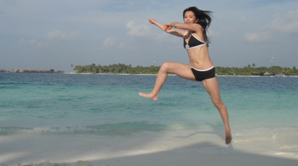 
Ngôi sao 44 tuổi tự tin thể hiện khả năng bật nhảy trên bãi biển. Cô trẻ hơn tuổi rất nhiều.
